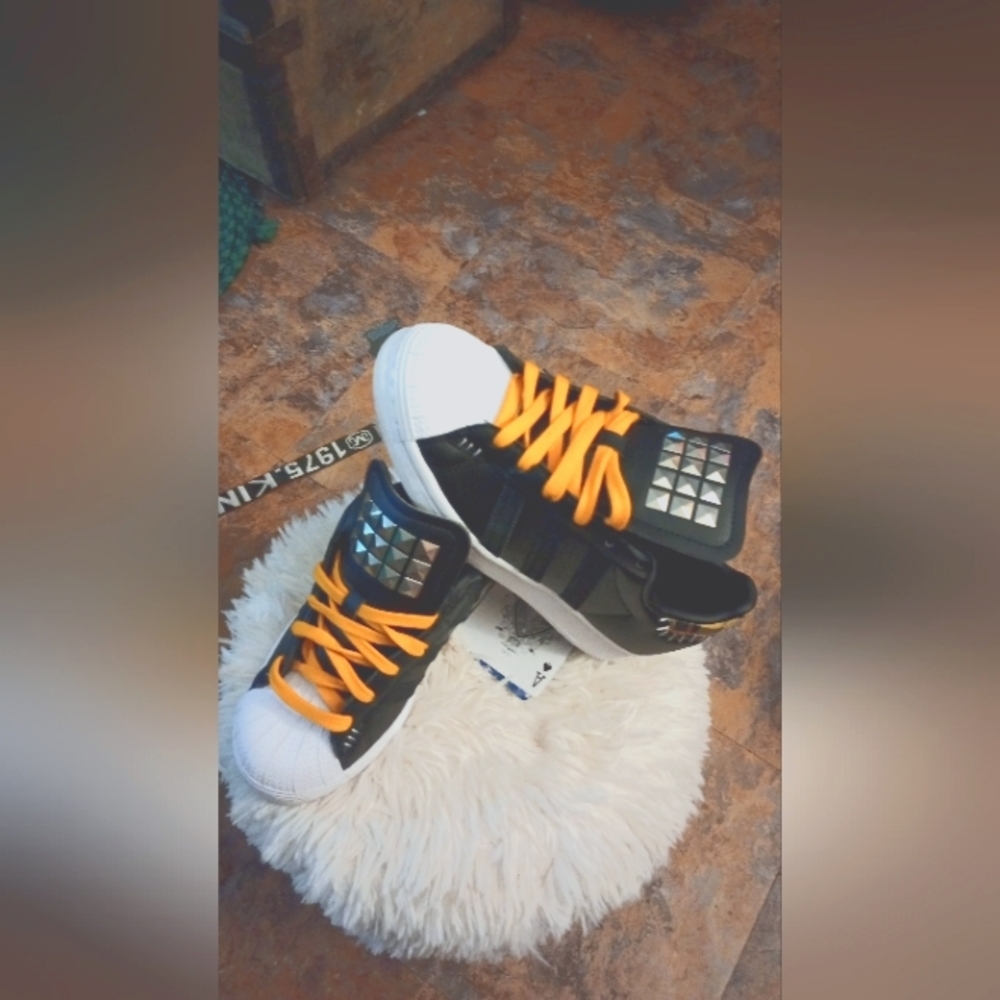 Adiada shoe